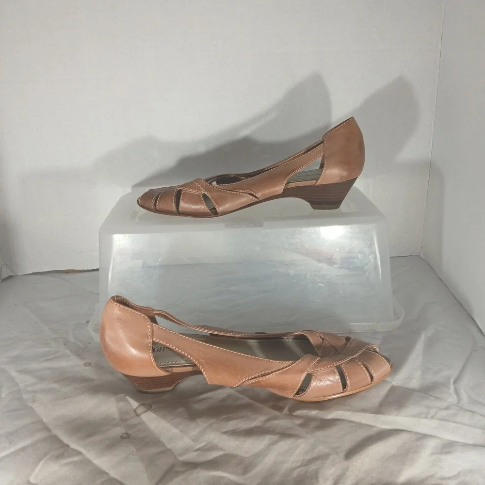 St. Johns Bay Leather Wedge Heels 7M Tan Woven Peep Toe Huarache Kitten Heel